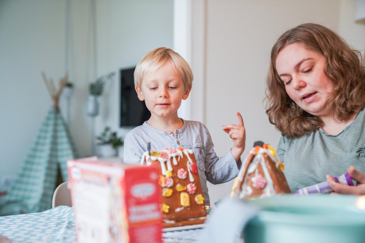 Tipps zum stressfreien Kekse backen mit kindern. Auch beim Verzieren des Lebkuchen Häuschens super anzuwenden. | Ichsowirso.de